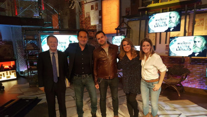 Andrea Ropero e Iñaki López se fotografiaron con Iker Jiménez y Carmen Porter en el plató de Cuarto Milenio