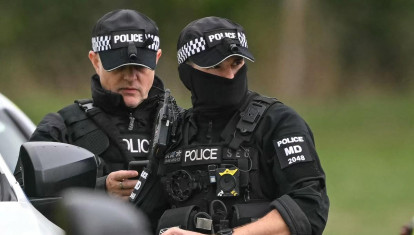 Agentes de policía en un puesto establecido en el Fairford Youth Football Club, cerca de la base de la RAF en Fairford