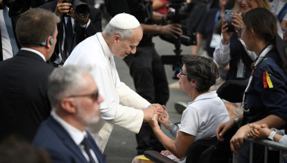 León XIV anima a una mujer en silla de ruedas durante su encuentro con los profesionales y los usuarios del centro «Accueil Notre-Dame»