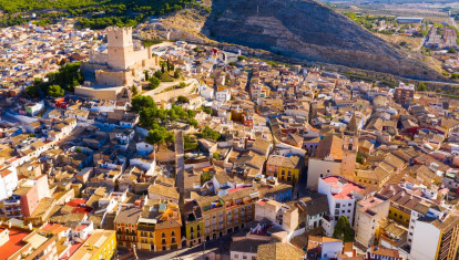 Paisaje urbano de Villena y su castillo de la Atalaya (Alicante)