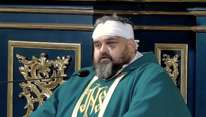 El sacerdote Adrian Mantykiewicz, durante la misa del pasado sábado