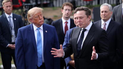 El presidente de EE.UU., Donald Trump (izq.), escucha a Elon Musk (der.), director ejecutivo de Tesla, X y SpaceX, hablar con los periodistas tras una reunión sobre superinteligencia con ejecutivos tecnológicos en la Casa Blanca
