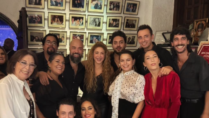 Shakira con el equipo del Corral de la Morería
