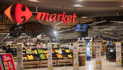 Entrada a la tienda de comestibles Carrefour en el centro comercial
