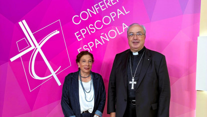 Monseñor César García Magán, junto a la nueva directora de la Oficina de Información de la CEE, Mª. Carmen Ramírez