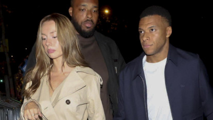 Kylian Mbappé y Ester Expósito en París
