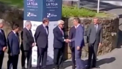 Saludo entre Pedro Sánchez y Felipe González