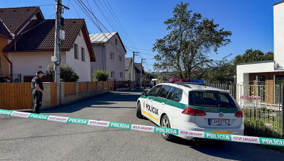 La policía de Eslovaquia en la entrada del colegio de Staskov