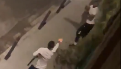 Uno de los delincuentes, abajo, apunta a los dos agentes mientras porta una escopeta