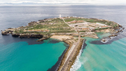 Isla de Tarifa (Cádiz), con las costas de África al fondo