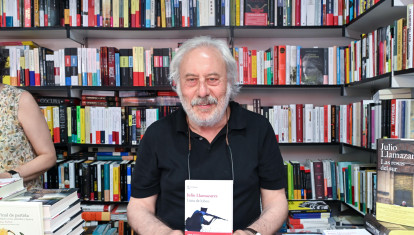 El escritor Julio Llamazares durante la segunda jornada de la 85ª edición de la Feria del Libro de Madrid, en el Parque del Retiro, a 30 de mayo de 2026, en Madrid (España). La 85ª Feria del Libro de Madrid se celebra del 29 de mayo al 14 de junio de 2026 con 366 casetas y un hilo temático central que es el humor. El país invitado de este año es Rumanía y contará con programación propia y presencia destacada durante la feria.

Gustavo Valiente / Europa Press
30 MAYO 2026 LITERATURA;FERIA DEL LIBRO
30/5/2026