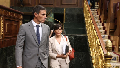 El presidente del Gobierno, Pedro Sánchez, y ministra de Vivienda y Agenda Urbana, Isabel Rodríguez, a su llegada a una sesión plenaria, en el Congreso de los Diputados