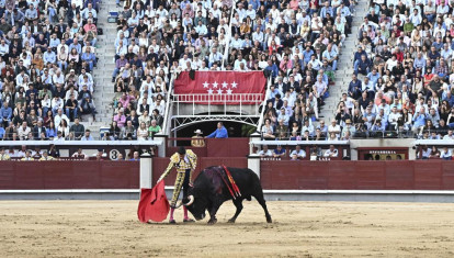 El diestro Emilio de Justo toreando en la Plaza de Toros de Las Ventas de Madrid