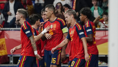 Los jugadores de la selección española celebran un gol en el Carlos Tartiere