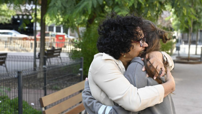 Dos personas se dan un abrazo