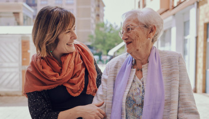 De izquierda a derecha: Isabel Lecumberri (técnica del Programa Siempre Acompañados de la Fundación Pauma) y Mercedes Garralda (beneficiaria del programa Siempre Acompañados de la Fundación ”la Caixa”)