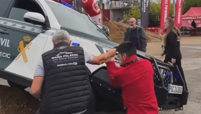 El agente durante la exhibición con algo de ayuda del público