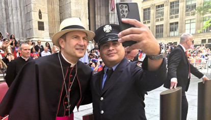 El arzobispo de Nueva York, con un policía, frente a la catedral de San Patricio