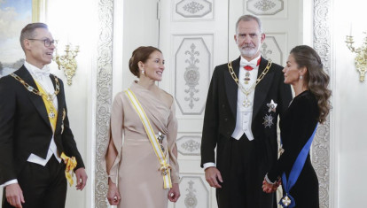 Los Reyes, el presidente de Finlandia y su esposa, en la cena de gala ofrecida en el Palacio Presidencial de Helsinki