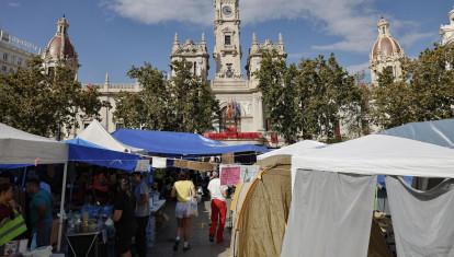 Imagen tomada este miércoles de la acampada en la plaza del Ayuntamiento de Valencia