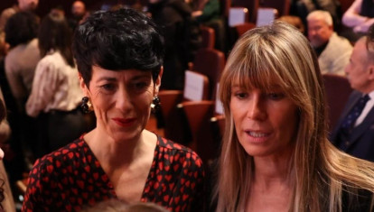 La portavoz del Gobierno, Elma Saiz, junto a Begoña Gómez