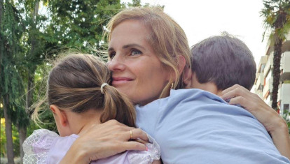 Paloma, con dos de sus hijos