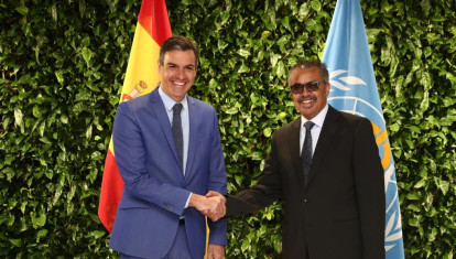 Imagen del presidente del Gobierno, Pedro Sánchez con el presidente de la OMS, Tedros Adhanom Ghebreyesus