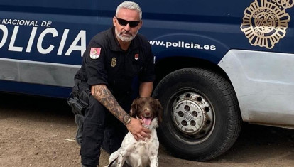 El agente de Policía Nacional de la Unidad de Guías Caninos de la Jefatura Superior de Canarias con el perro 'Rony'