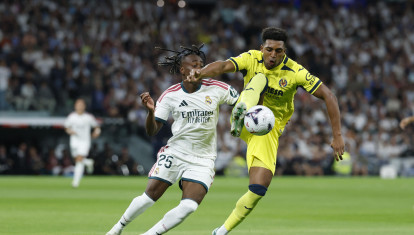 Yan Diomande y Alexander Freeman luchan por un balón en el Real Madrid - Villarreal