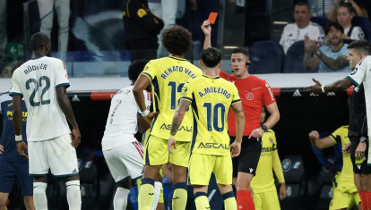 Díaz de Mera Escuderos expulsa a Vinicius Jr. por tirar del pelo a Saliba