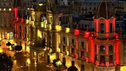 Imagen de archivo de la fachada del Ayuntamiento de Valencia con los colores de la bandera de España por el Día de la Hispanidad