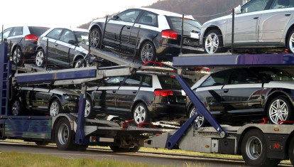 Cada día decenas de coches usados germanos cruzan la frontera camino de España