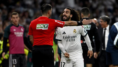 Marc Cucurella se enfrenta al árbitro Díaz de Mera durante el Real Madrid - Villarreal