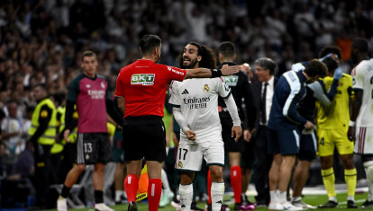 Marc Cucurella se enfrenta al árbitro Díaz de Mera durante el Real Madrid - Villarreal