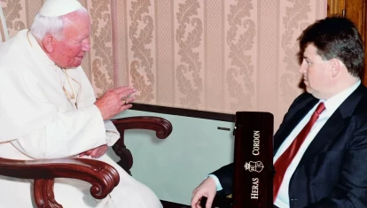 Juan Pablo II en una audiencia privada en 2001 con José Luis Heras Cordón, de Bodegas Heras Cordón, a quien le concedió el certificado oficial como proveedor de vino para la Santa Sede