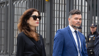 (Foto de ARCHIVO)
El portavoz de ERC en el Congreso, Gabriel Rufián (c), a su llegada a una sesión plenaria, en el Congreso de los Diputados, a 2 de octubre de 2026, en Madrid (España). El Congreso vota hoy la convalidación o derogación de los dos Reales Decretos en materia de vivienda publicados por el Gobierno esta semana en el BOE. En concreto se tratan del Real Decreto-ley 26/2026, de 29 de septiembre, por el que se adoptan medidas urgentes para la protección de la función social de la vivienda y la ampliación de la oferta de vivienda asequible, y del Real Decreto-ley 27/2026, de 29 de septiembre, por el que se adoptan medidas urgentes para reforzar la estabilidad de los contratos de arrendamiento de vivienda habitual.

Jesús Hellín / Europa Press
02/10/2026