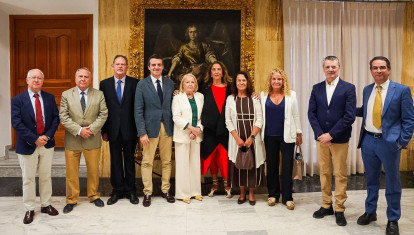 El alcalde de Córdoba, con los organizadores de los premios Averroes de Oro
