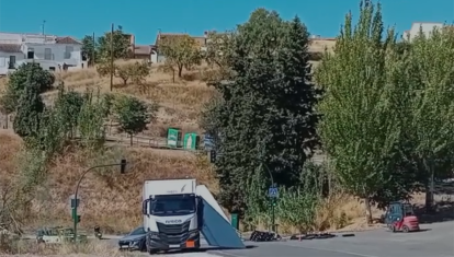 Carga del camión volcada en la carretera A-4002, en Granada