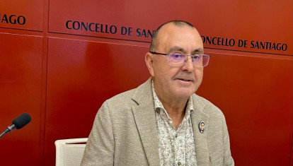 El concejal de Hacienda, Manuel César, en rueda de prensa, a 6 de mayo de 2026.

REMITIDA / HANDOUT por AYUNTAMIENTO DE SANTIAGO
Fotografía remitida a medios de comunicación exclusivamente para ilustrar la noticia a la que hace referencia la imagen, y citando la procedencia de la imagen en la firma
06/5/2026