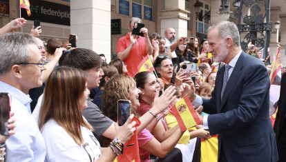 El Rey Felipe saluda a los ceutíes congregados a su llegada