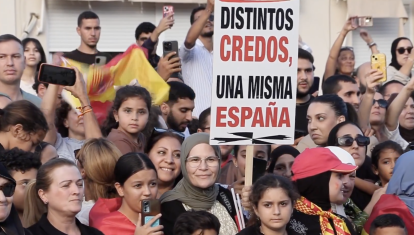 Vecinos del barrio de mayoría musulmana de Sidi Embarek, a la espera de la llegada de los Reyes