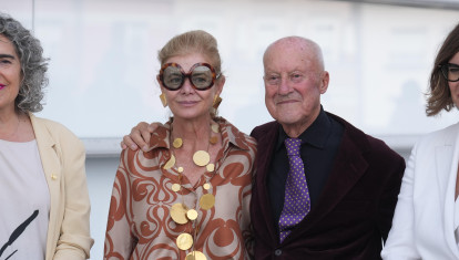 El arquitecto Norman Foster (d), la comisaria de arte Elena Ochoa (i) durante la presentación de la ampliación del Museo de Bellas Artes, a 4 de octubre de 2026, en Bilbao, Vizcaya, País Vasco (España). El encuentro se enmarca dentro de la presentación de Agravitas, la ampliación y transformación arquitectónica del Museo de Bellas Artes que ha diseñado junto al arquitecto vasco Luis María Uriarte.

H.Bilbao / Europa Press
04/10/2026