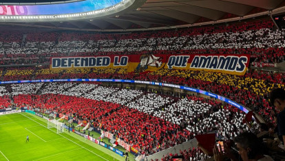 El tifo del Atlético en el Metropolitano para el partido ante el Manchester United