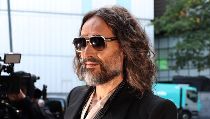 LONDON (United Kingdom), 14/10/2026.- British comedian and actor Russell Brand arrives at Southwark Crown Court in London, Britain, 14 October 2026. Brand appears for the opening day of his criminal trial, facing charges of rape and other sexual offenses to which he has pleaded not guilty. (Reino Unido, Londres) EFE/EPA/NEIL HALL