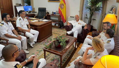 El director de Asuntos Económicos de la Armada, general de brigada de Intendencia Jaime Montero, se reúne con el director del CESIA, coronel Fernando Soto Maceiras, y parte de su equipo