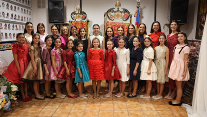 Imagen de las falleras mayores de Valencia 2027, Beatriz Blanco y Julia Vizcayno, con sus respectivas cortes de honor.