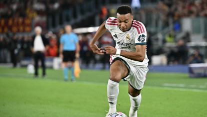 Mbappé controla un balón en el Roma - Real Madrid
