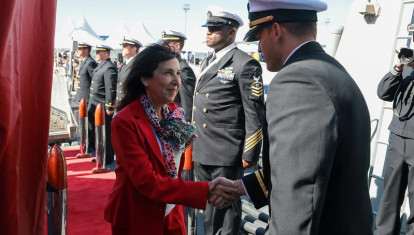 la ministra de Defensa, Margarita Robles, asiste en la Base Naval de Rota, a la ceremonia de bienvenida del destructor de misiles guiados USS John Basilone de la US Navy