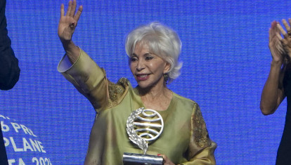 Isabel Allende saluda tras recibir el Premio Planeta 2026