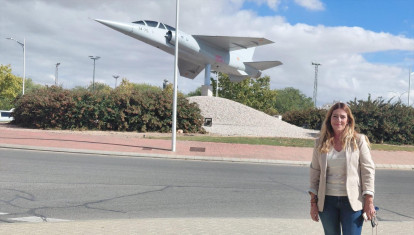 La concejal de Vox, Sonia Rosa, junto al Mirage